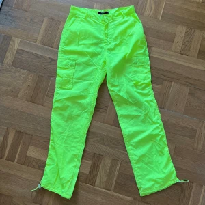 Neonbyxor rave Jaded London - Neonbyxor för sommarens rave! Jade London. Knapp saknas men funkar med säkerhetsnål. 