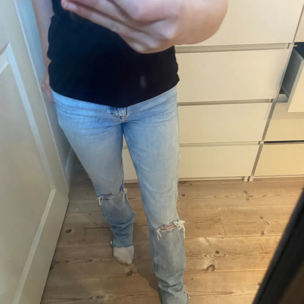 Jättefina jeans från zara. Första bilden är lånad. Dem är i fint skick, säljer dem då dem är lite långa för mig som är 160cm. Dem är ganska högmidjade men syns inte om man har en tröja över. Priset går att diskutera💓. Jeans & Byxor.