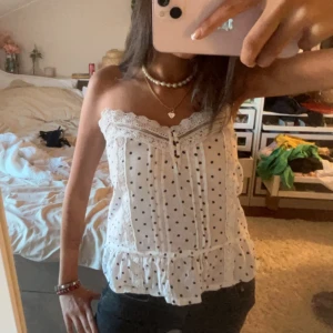 Topp - Fett snygg prickig bandeau topp som inte kommer till användning! Lite stor på mig och jag har oftast xs