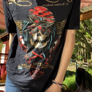 Edhardy T-shirt  - Ed Hardy T-shirt jätte söt mörk mörk blå ser ut som svart skick 10/10 inga skador eller slitningar storlek M. stretchig