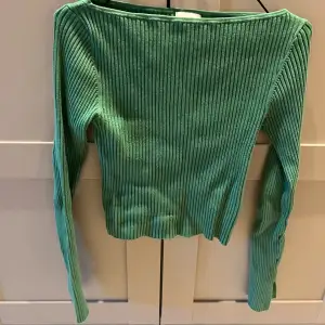Grön tröja H&M Storlek small  Använd ca 2 gånger  Båtringad 