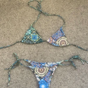 Mönstrad bikini - Färgglad mönstrad bikini. Aldrig använd💗
