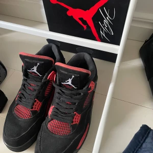 Air jordans 4 Retro Red thunder - 8/10, fina skor.. Priset inte hugget i sten.. (box medföljer)