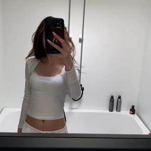 Vit tröja  -  urringad skön vit tröja 