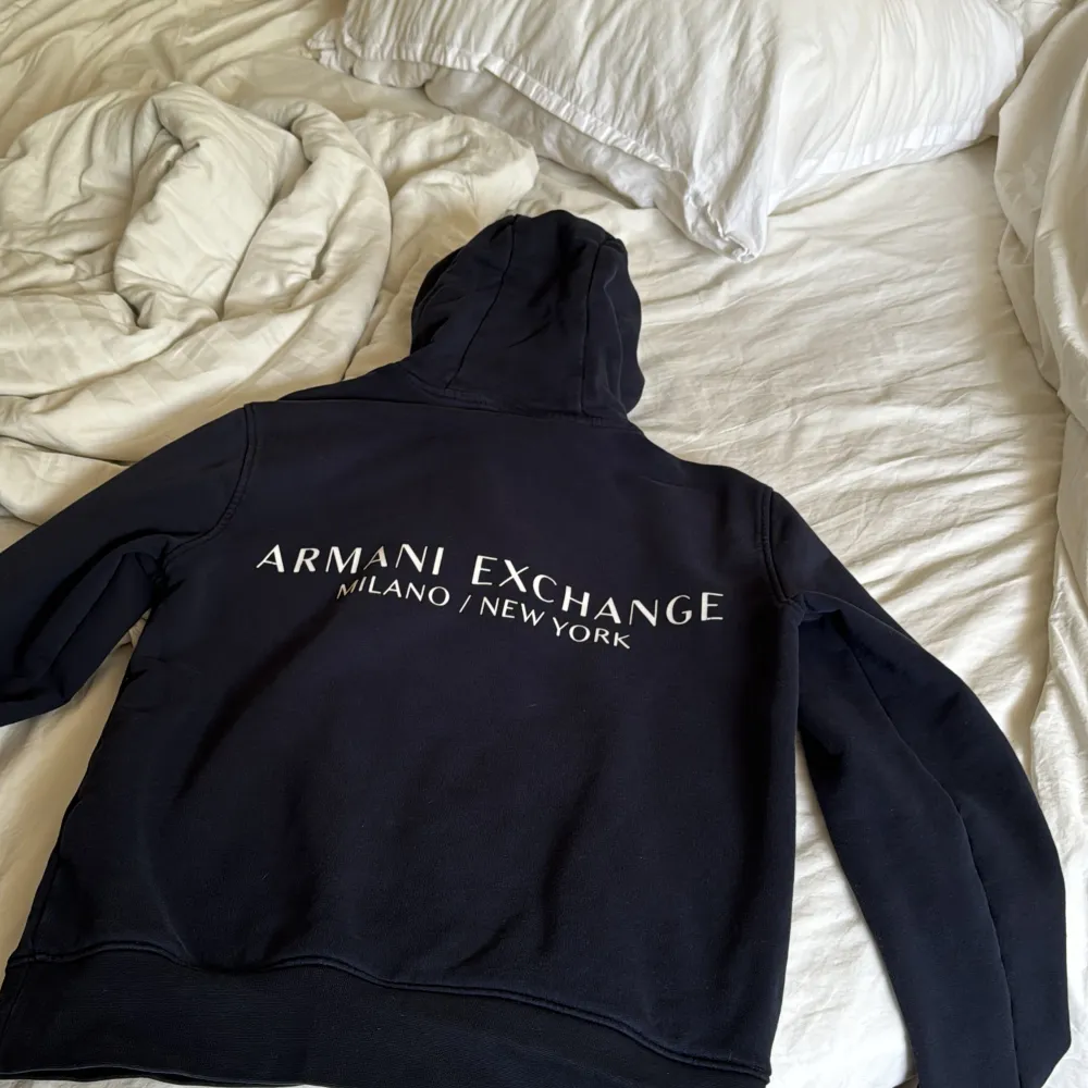 Armani Exchange hoodie i bra skick, 8/10. Storlek XS, inköpt från Zalando. Bara att höra av sig vid frågor 🚗. Hoodies.