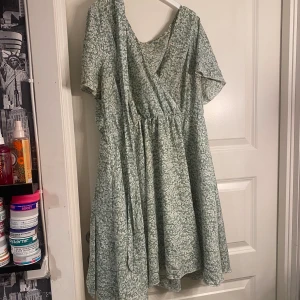 Mintgrön klänning  - Storlek L