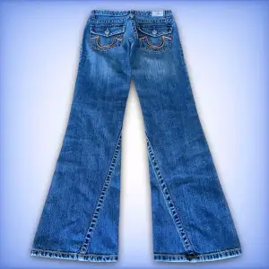 Ett par jätte fina lågmidjade bootcut True religion jeans i ett jätte fint skick! Hör av dig ifall du har frågor!💙