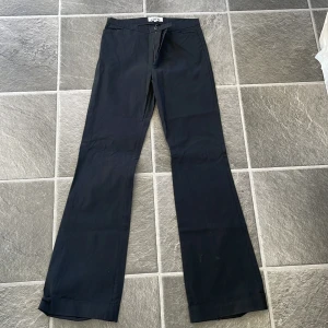 Kostymbyxor  - Stretchiga kostymbyxor, liten i storleken. Skulle säga att det är S/M