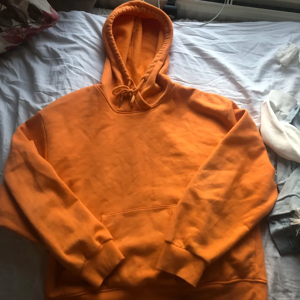 En mysig orange hoodie i storlek M. . Hoodies.