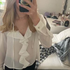 Blus - Säljer min fina blus från Zara. Nästan oanvänd. Skriv för fler bilder!🫶🏼