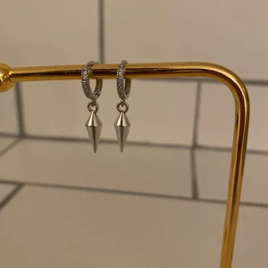 Örhängen  - Nitörhängen i rostfritt stål som är handgjorda och oanvända. Säljs i par bara att trycka på köp nu🌟🌟