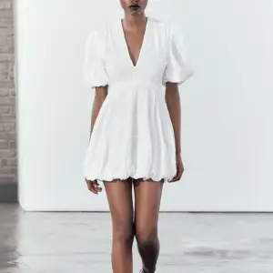 🩷INTRESSEKOLL🩷  Hej! Intreseekoll på denna slutsålda klänning från Zara. Aldrig använd och har alla prislappar kvar!🩷 