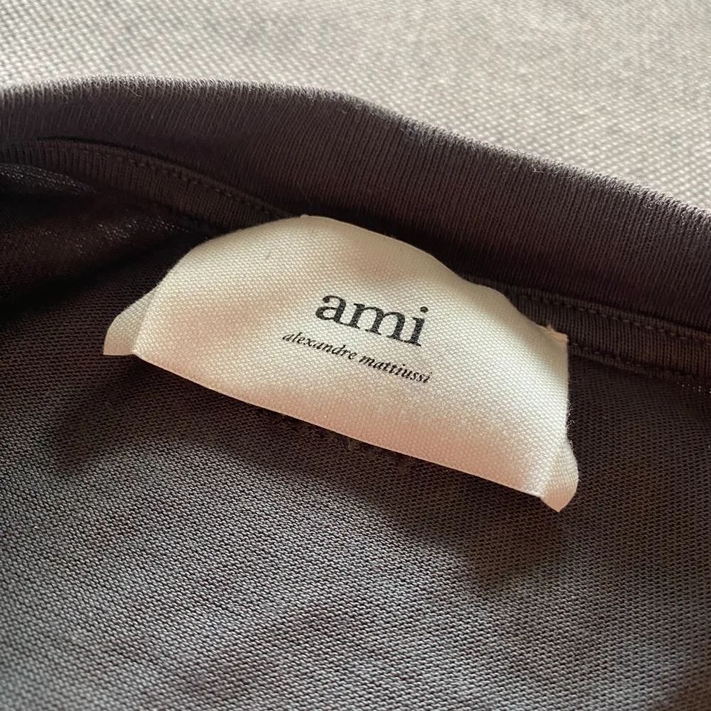 Grå Ami Paris t-shirt Köpt på Nk Storlek S 10/10 skick. T-shirts.