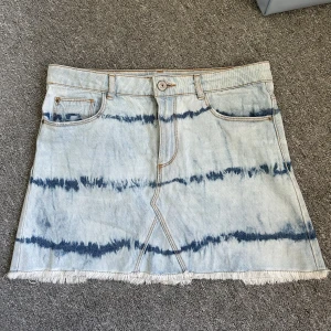 Mid waist jeans kjol  - Såå söt. Står storlek 152 men skulle säga att den passar XS och S❤️❤️ midjemåttet: 38 cm Längd: 32 cm