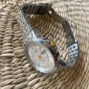 Klocka  - Citizen klocka, den är i bra skick och jag har precis byt batteri på den👍🏼kan gå ner i pris vid snabb affär 