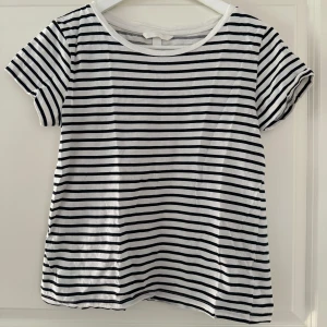 randig t-shirt - vit och svart randig t-shirt från H&M nästan som ny