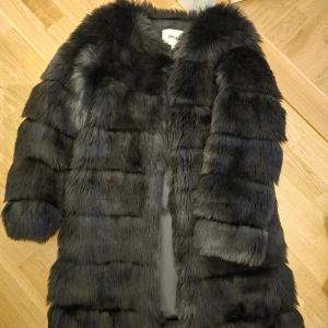 Pälsjacka - Väldigt fin skick, användes endast 3 gånger