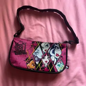 Jätte söt liten (!!) Monster High väska! Den rymmer en iPhone + lite småsaker, remmen på väskan går att ta av :) Har haft den länge men aldrig använt, den har lite ”sprickor” på själva trycket men inget som är sönder 🌟 70 kr + frakt, tar bara Köp nu!