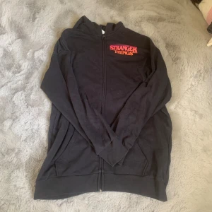 Stranger things tröja. - Säljer pga ingen användning. Använd fåtal gånger. Orginalpris: 300