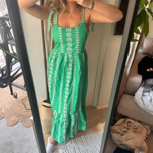 Somrig klänning  - Somrig klänning med lite klockande utformning 