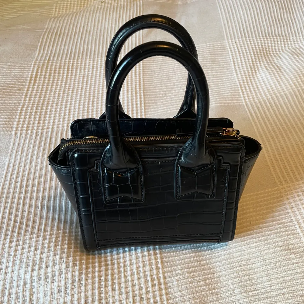 Snygg handväska från Zara. Väskor.