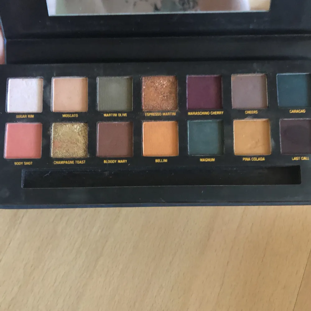 Cool eye pallet! Är lite använd ✨14 färger! . Skönhet.