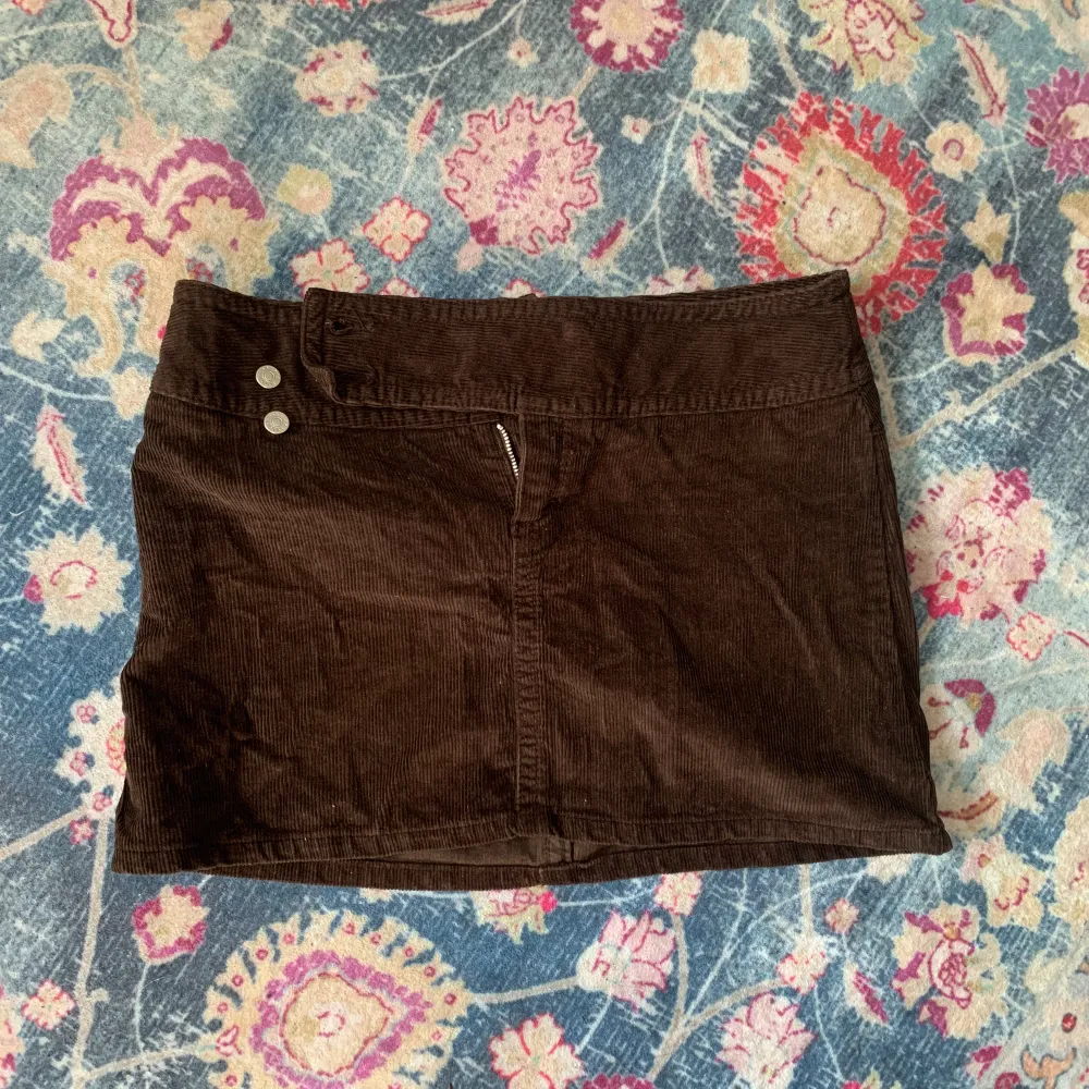 Fett snygg mini skirt i manchestertyg, det står ingen storlek men skulle gissa på att den är en xs-s. ❤️. Kjolar.