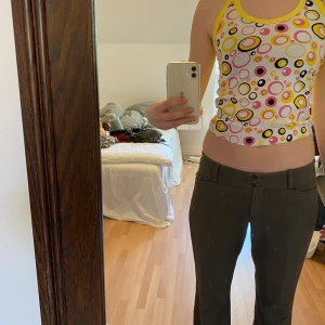 Mönstrat linne  - Gult halterneck linne med mönster och lite glitter. Jätte fin och sommrig! Ingen lapp om storlek eller märke men skulle säga xs/s