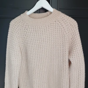 Stickad tröja - Beige tröja från lager 157. Då jag knappt har haft den en gång så är det dags att sälja den. Vilket i sin tur betyder att den är i fint skick. 