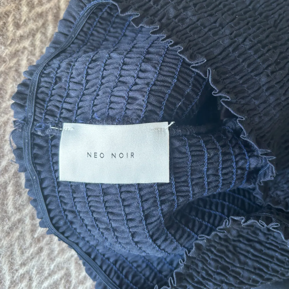 Marinblå volangkjol från Neo noir. Knappt använd och är i princip nyskick. Pris kan diskuteras🫶🏼🫶🏼🫶🏼. Kjolar.