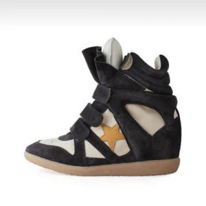 ISABEL MARANT!!! - Nu säljer jag mina isabel marant skor som tyvärr är förstora för mig💕🌟super fina skor som passar till allt!!! Fint skick, hör av er vid frågor eller funderingar💕