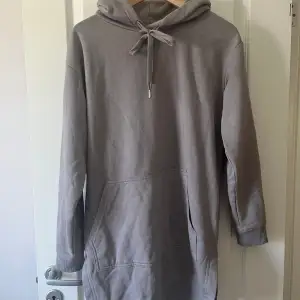 jättemysig lång hoodie från HM💞💞säljer då den inte kommer till användning för mig längre🫶🏼 pris kan diskuteras🙌🏼