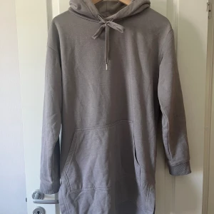 Lång hoodie - jättemysig lång hoodie från HM💞💞säljer då den inte kommer till användning för mig längre🫶🏼 pris kan diskuteras🙌🏼