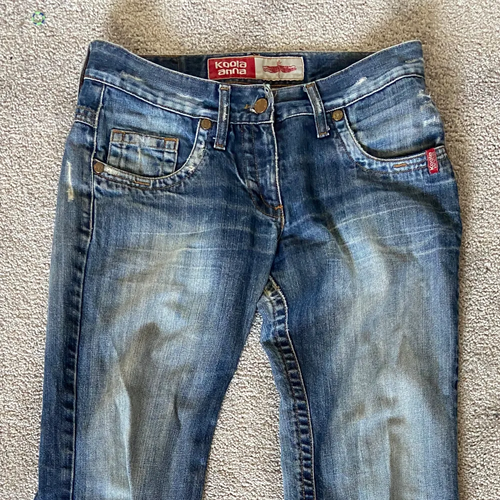 Jag Säljer ett par super snygga low Waist bootcut  jeans i mörkblått😍 storlek 28 och längd 32💕 hör av er om ni har några frågor eller är intresserade! Skriv även om ni vill ha fler bilder hur dom ser ut på. Jeans & Byxor.