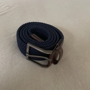 Flätat bälte - Rikigt snyggt blå flätat bälte!🤩 Pris-99kr. 💸Skick-10/10. Kom privat för fler frågor!🤝