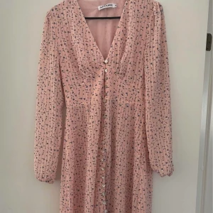 Adoore Paris  - Säljer min Paris klänning från adoore i stl 36. 