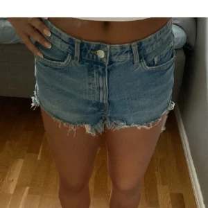 Jeansshorts  - Jeansshorts från zara i storlek 40 men sitter som 36💕 köpte här på plick med passade tyvärr inte🫶🏻(bilderna är från hon jag köpte av)
