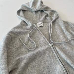 En 100% cashmere zip hoodie ifrån John Henric, den är ljus grå och näst in till nyskick, storlek S,  nypris ligger på 2499 mitt pris 1550, kontakta för frågor eller liknande!