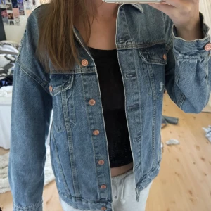 Jeansjacka  - Säljer denna superfina jeansjacka från Berskha i storlek S. Skulle säga att den är lite oversized i modellen. Använd en del men inga defekter!!😇💙