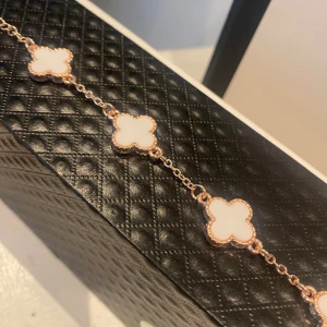 Van Cleef Armband Ny!  - Jätte fint Van Cleef Armband. Nytt! 