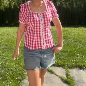 Röd rutig topp - Säljer nu min så fina och trendiga topp som är inte kommer till användning. Inga defekter. Storlek S men går att knyta på baksidan antingen lösare eller tajtare. skickar inga fler bilder. 🤗