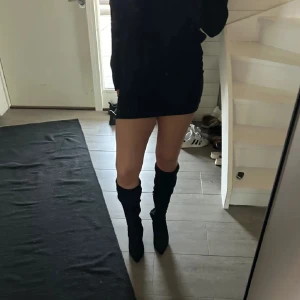 Mocka stövlar🖤 - Säljer dessa supersnygg mocka stövlar som inte riktigt är min stil.