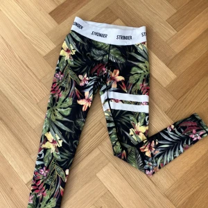 Stronger byxor  - Ett par superfina stronger byxor, varsamt använda, har inga defekter  Nypris 900kr