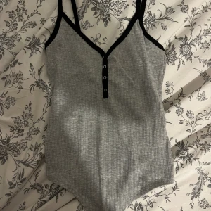 Body linne - Säljer detta body linnet från bik bok strl xs, passar med alla möjliga underdelar och funkar jättebra till sommaren!