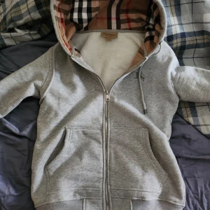 Burberry zip hoodie Stl S - Säljer för liten