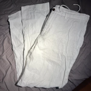 Zara linnebyxor - Vita linnebyxor från zara i nyskick, säljer de då de är lite för små för mig. I storlek 38 passar er med storlek S 