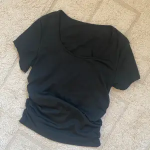 Kortärmad svart tröja.