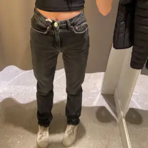 Säljer dessa svarta Midwaist straight jeans från Gina Tricot, säljer då dom är för korta och inte kommer till användning längre💗  Midja rakt över: 32 cm Innerbenslängd: 77 cm