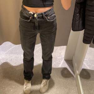 Säljer dessa svarta Midwaist straight jeans från Gina Tricot, säljer då dom är för korta och inte kommer till användning längre💗  Midja rakt över: 32 cm Innerbenslängd: 77 cm