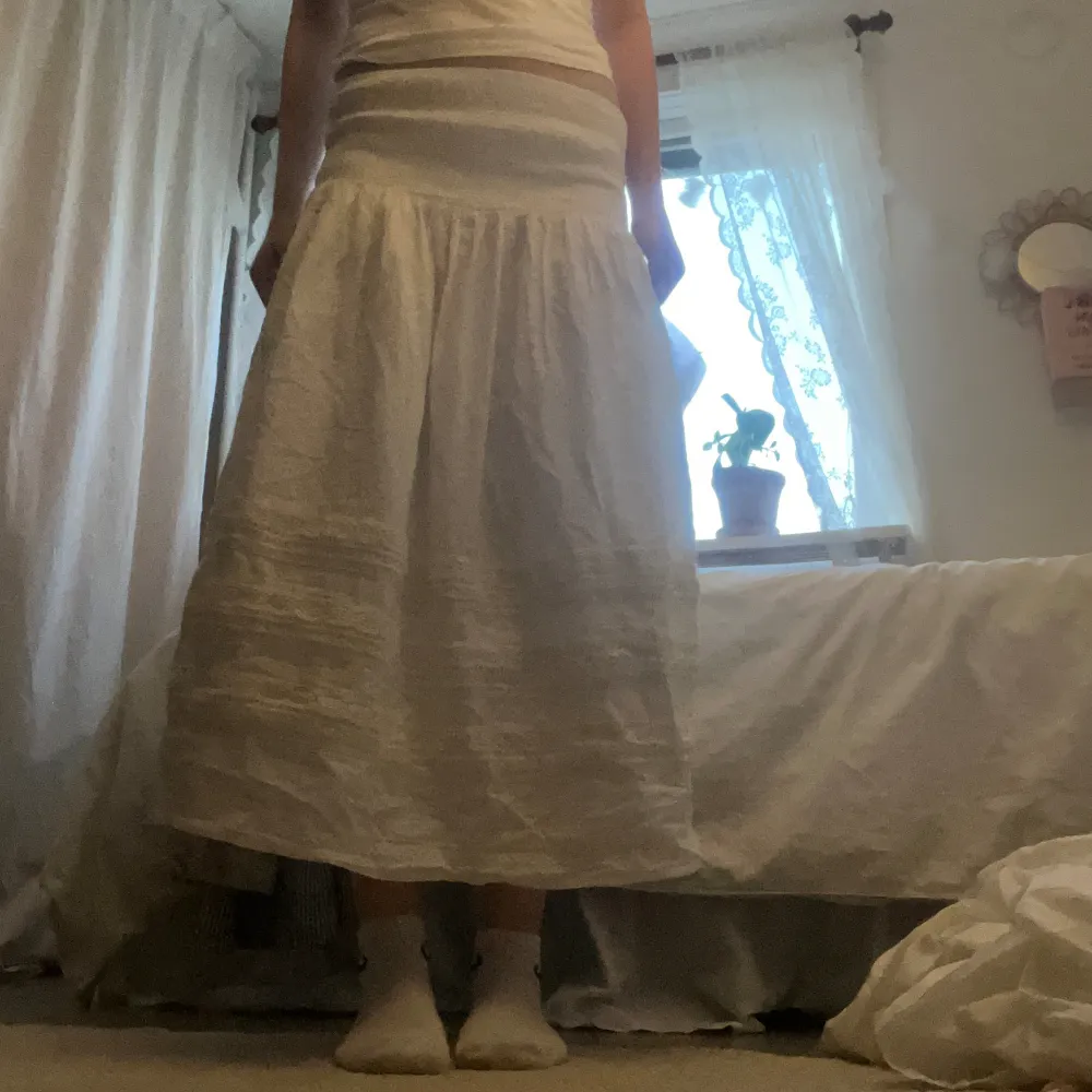 Säljer denna vita kjol då jag inte gillar hur den sitter i längden. Jag är 167 cm. Den har inga defekter vad jag kan se och är i bra skick!. Kjolar.